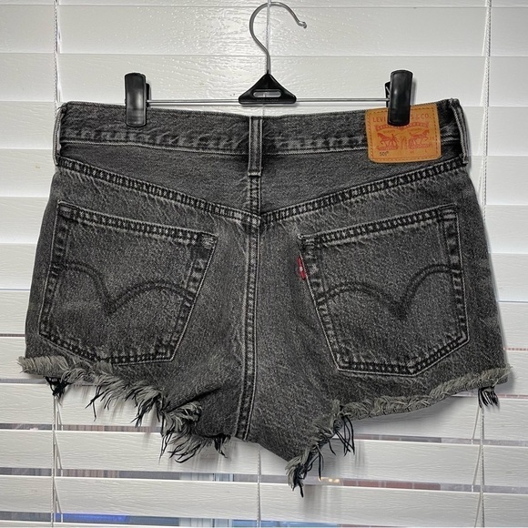Levi’s 501 Distressed Shorts size 28 - Picture 3 of 4
